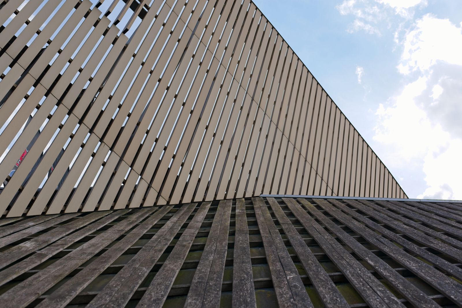 Detailansicht einer modernen Holzlattenfassade, symbolisch für die Douglasienholzfassade des Hauses